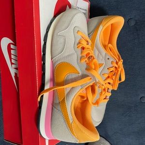Brand new woman’s NIKE air pegasus 83 / size 9 / euro 40.5